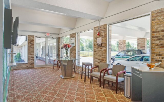 Oyo Hotel Mona Lake Muskegon