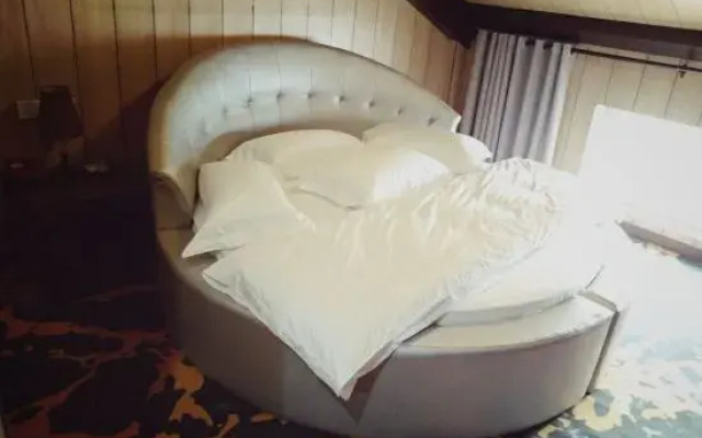 Menglilaojia Home Stay
