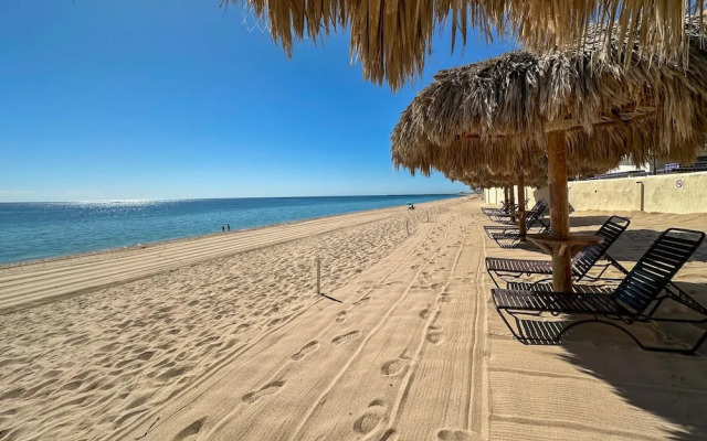 Steps to Sandy Beach Pool Renovated 2BR Condo