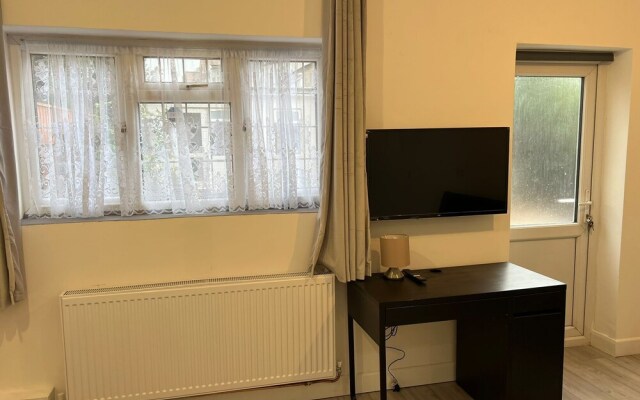 Remarkable 2-bed Apartment in Ilford, London