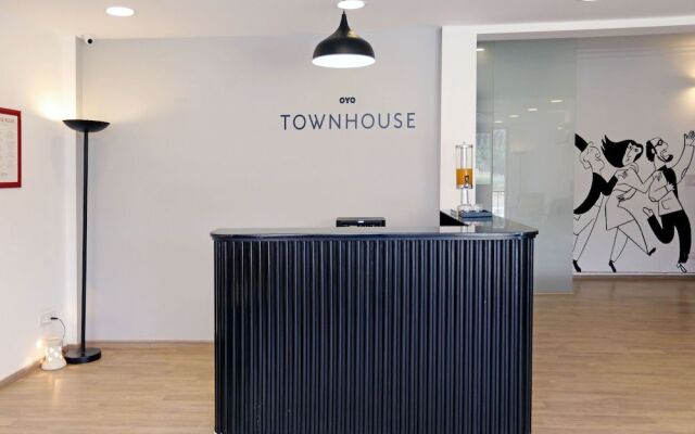 OYO Townhouse 017 HUDA City Center