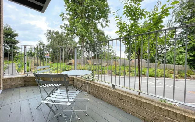 Modern and Sleek 2 Bed Apartment