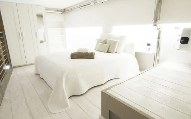 Alessia's Flat - Mac Mahon