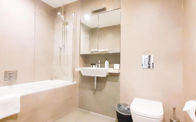 Luxurious Two Bed Two Bath with Balcony in Angel