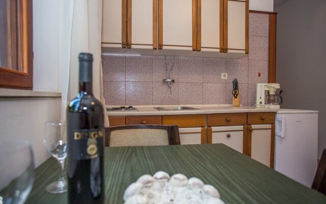 Apartments and rooms Anita