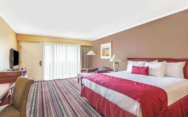 Days Inn & Suites By Wyndham Logan