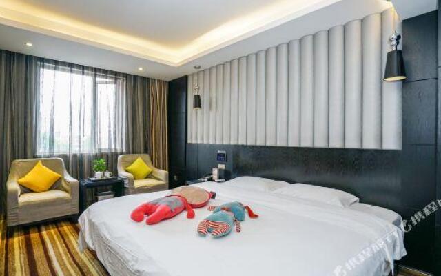 Gulong Hotel (Hanzhong High-speed Railway Station Wanbang)