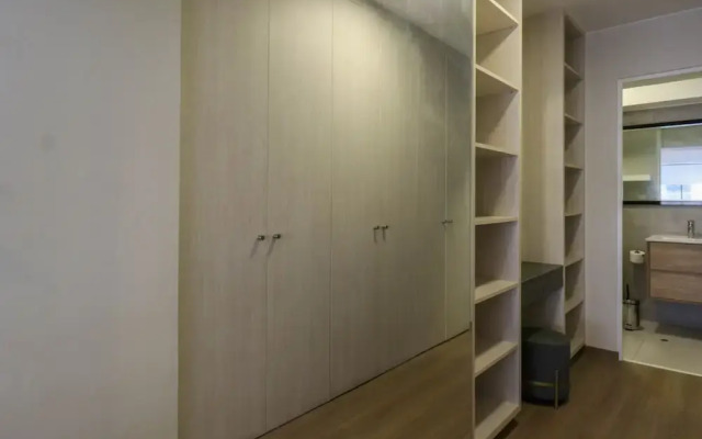 w Illustrious 1BR w Balcony in Miraflores