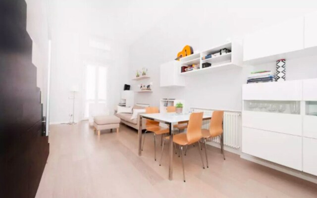 Modern and Beautiful 2 bed Flat Near the Colosseum