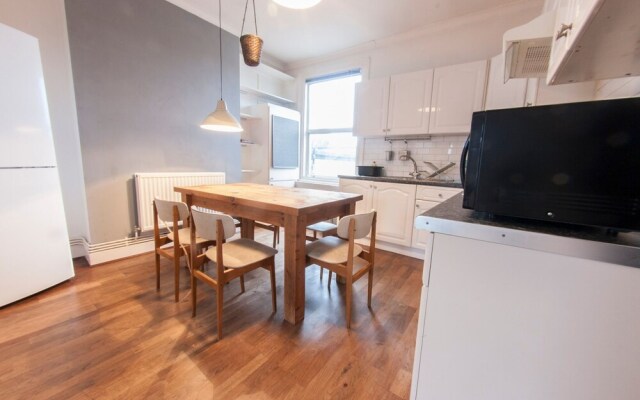 Spacious 2 Bedroom Flat in Queens Park - Sleeps 6