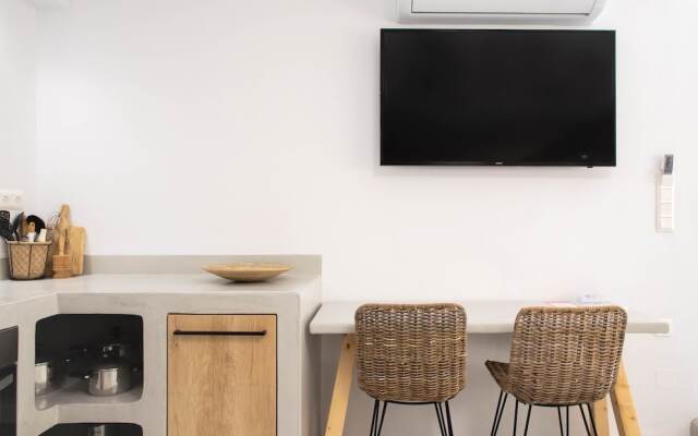 Pebble Luxury Suite by the Sea