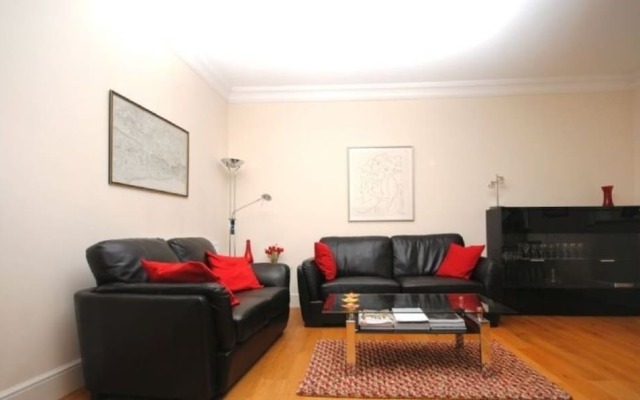 11 Angel Yard, Midhurst