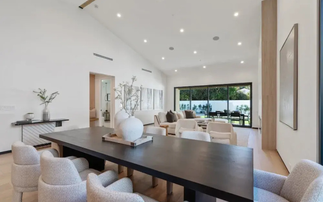 Noble Modern - Urban Sanctuary in Sherman Oaks With Poolside and Patio