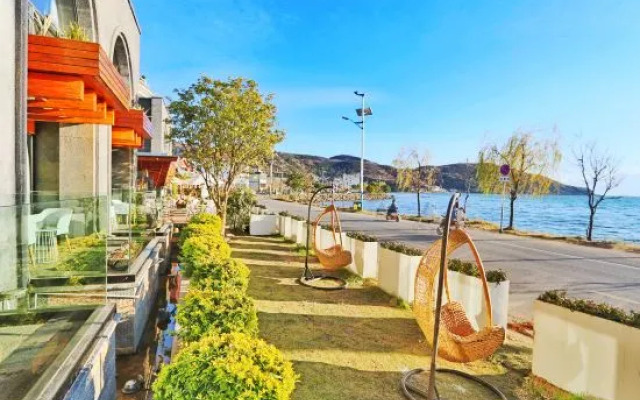Puyue Lake-view Holiday Hotel