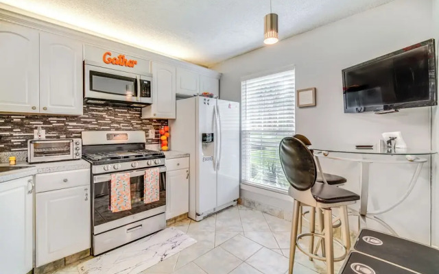 Galloway Townhome w/ Private Deck: Near Casinos!