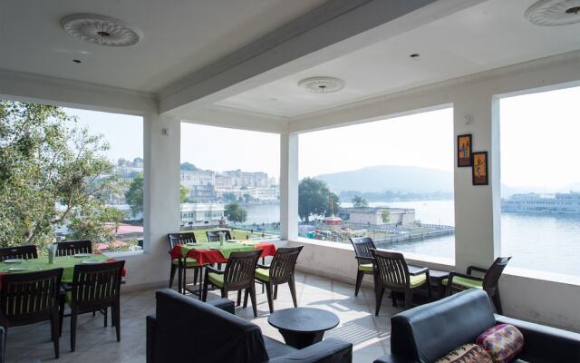OYO 10704 Hotel Lake Haveli