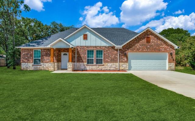 LakeDallasPoolHouse GREAT memories, near LAKE!