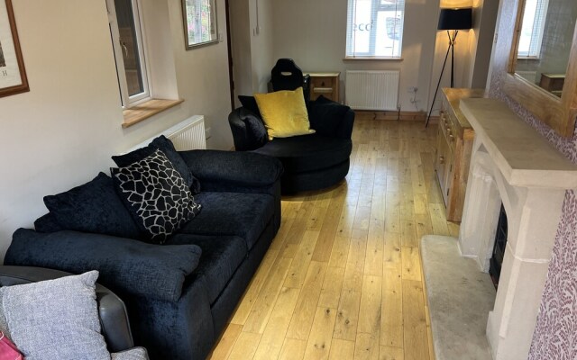 2 Pound cottage