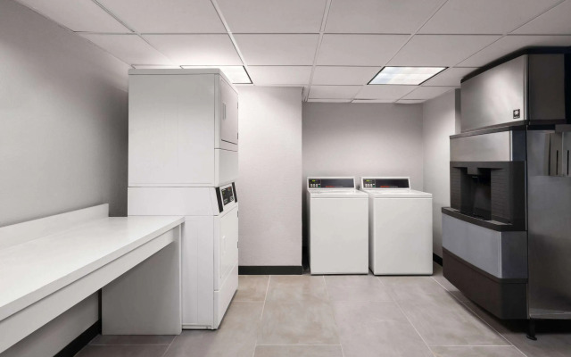 La Quinta Inn & Suites by Wyndham Greensboro NC