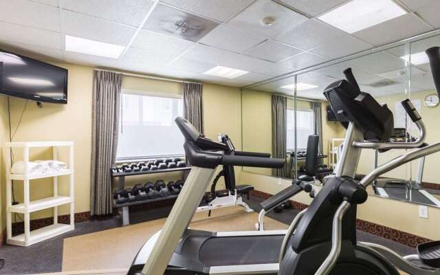 Econo Lodge Inn & Suites East