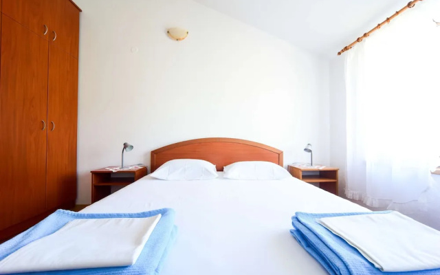 Deluxe Two-bedroom Apartment With a Jacuzzi Large Terrace With Garden