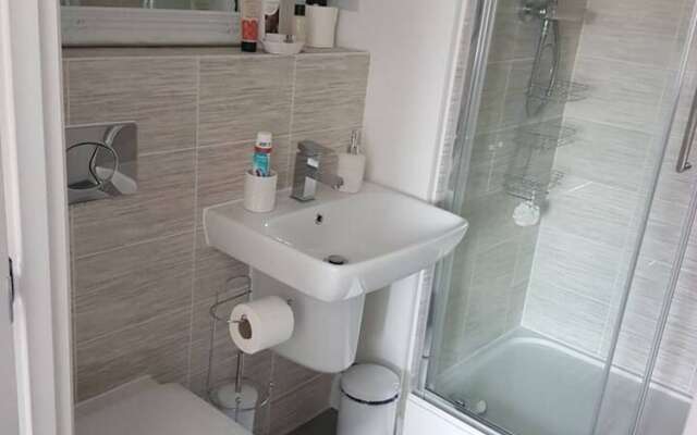 Modern Apartment Minutes From Central London, UK