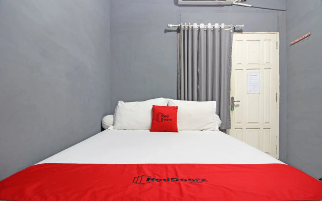 RedDoorz near Terminal Condong Catur