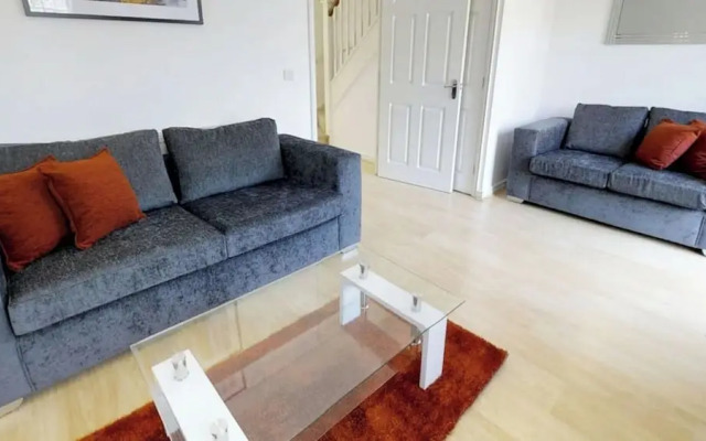 Stayzo Cole Green Lane - Free Parking