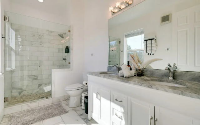 Near Lake Travis & Marina: Modern Austin Getaway!