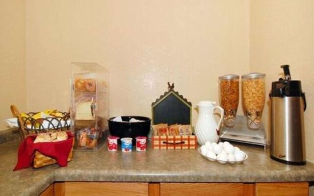 Econo Lodge Inn & Suites