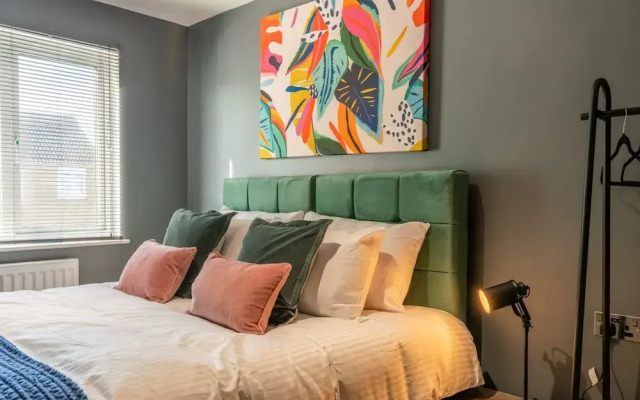 Upscale 2 Bed & Bath Flat in Newport