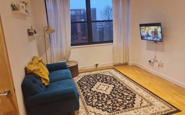 2 Beds Flat Centrally Located 2 Mins From Station