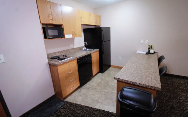 Canby Inn And Suites