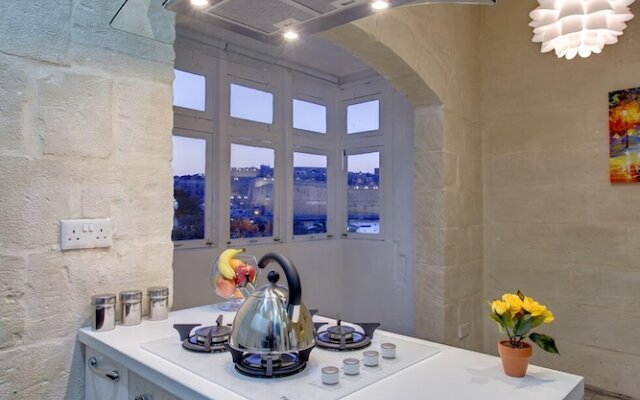 Charming Seafront House In Kalkara