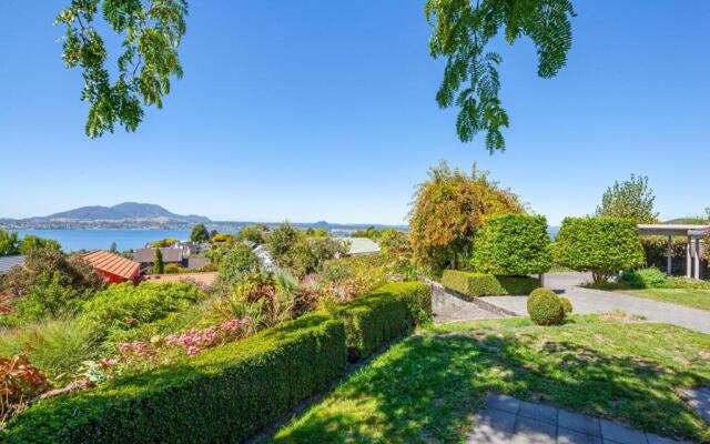 Krissell Castle - Acacia Bay Holiday Home