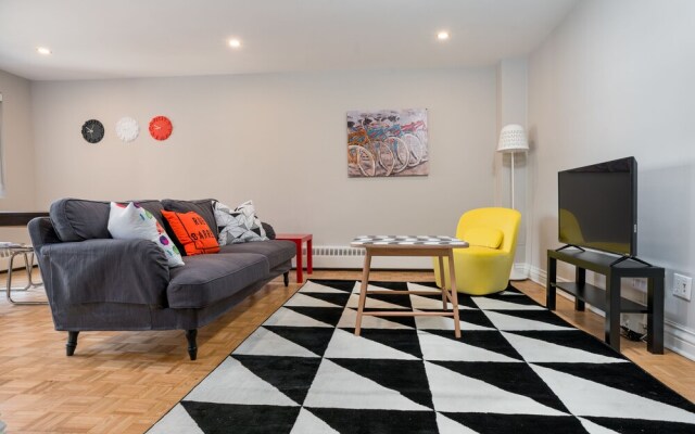 Bold Downtown Montréal Suites by Sonder