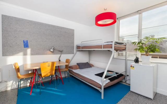HENRIETTA, Carlton Studio Apartment
