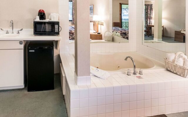 Econo Lodge Inn & Suites Oconto