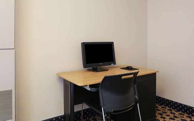 Econo Lodge Darien Lakes