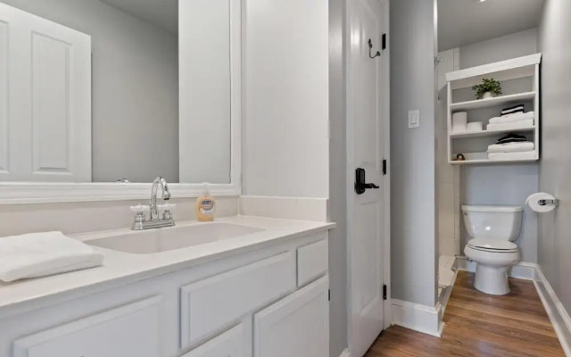 Quiet Retreat Off Magazine w Balcony Parking