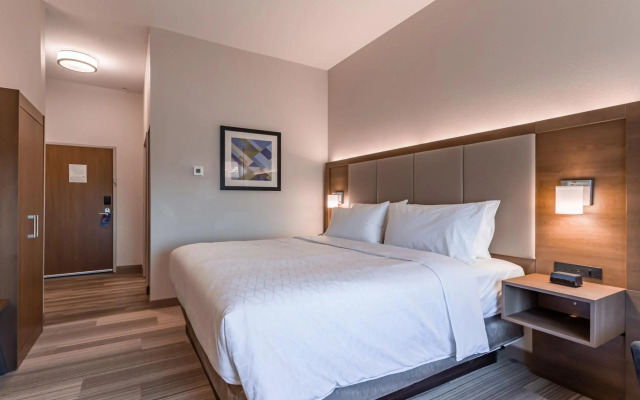 Holiday Inn Express & Suites Columbus - Worthington by IHG