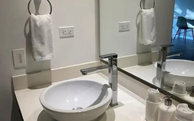 BEE Suites Santa Ana
