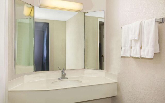 Super 8 by Wyndham Eagle Pass