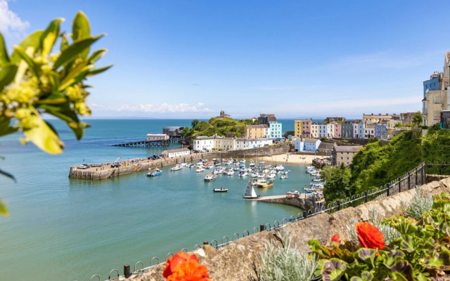 Tenby Studio Apartment - Stroll to Beach and Town