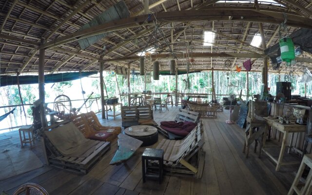 Driftwood Hostel and Bungalows