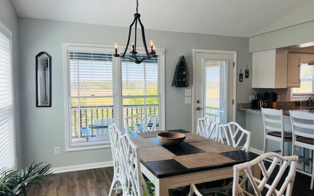 Just Breeze 'n 4 Bedroom Home by RedAwning