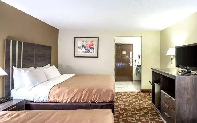 Norwood Inn & Suites Milwaukee