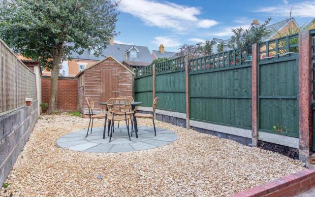 2 Bedroom House- Hereford City Centre with Parking