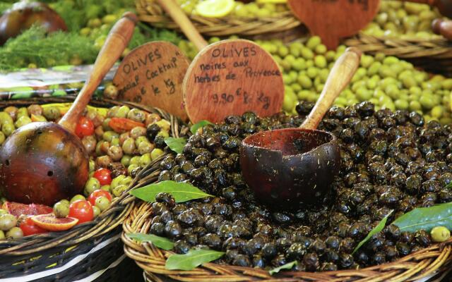 Cozy holiday home in Saint-Antonin-du-Var with large pool