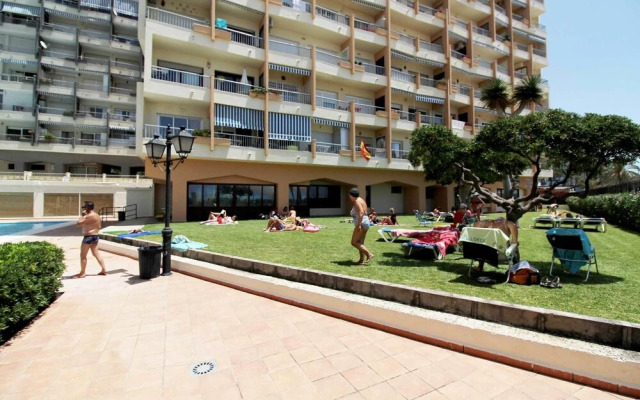 Apartamento con piscina y primera linea